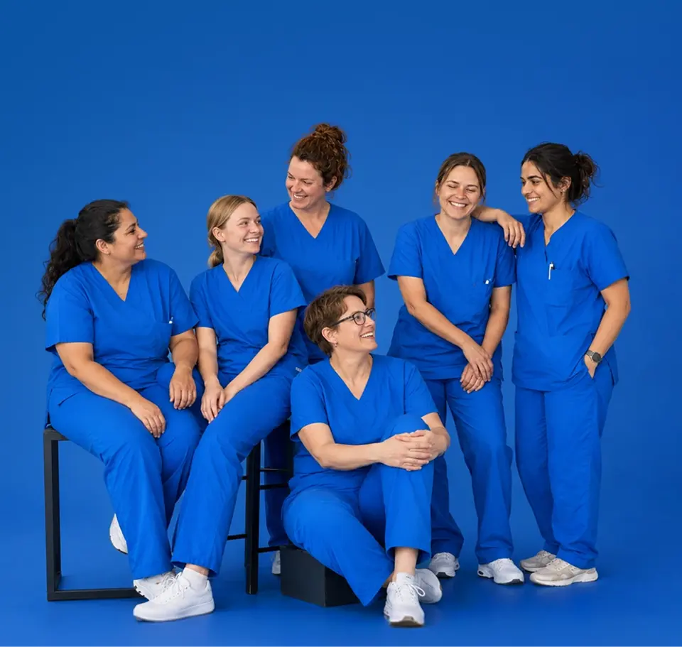 Team aus Pflegefachkräften von BREKSTAR in blauer Dienstkleidung