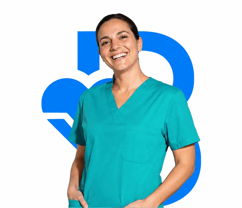 Gesundheits- und Krankenpflegerin in blauer Pflegekleidung vor dunkelblauem Hintergrund.