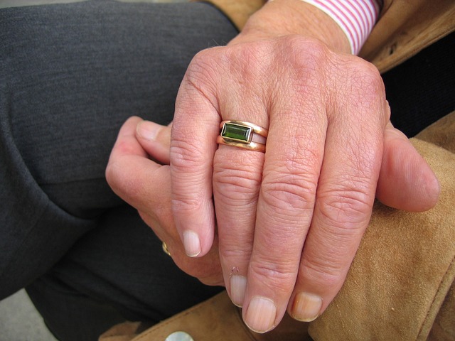 Hand einer Seniorin und Hand einer Pflegefachkraft