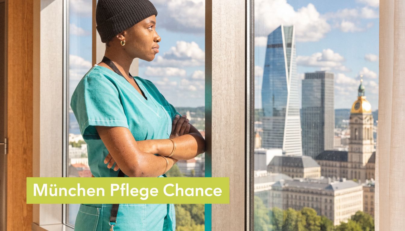 Eine Krankenschwester schaut nachdenklich aus einem Bürofenster auf die Skyline von München mit dem Goldenen Reiter.