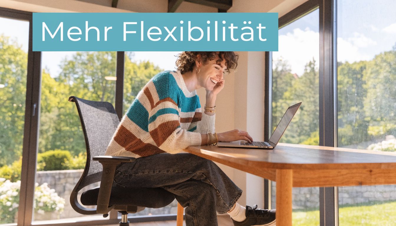 Eine lächelnde Person arbeitet entspannt in einem hellen Home-Office mit Blick auf einen grünen Garten.