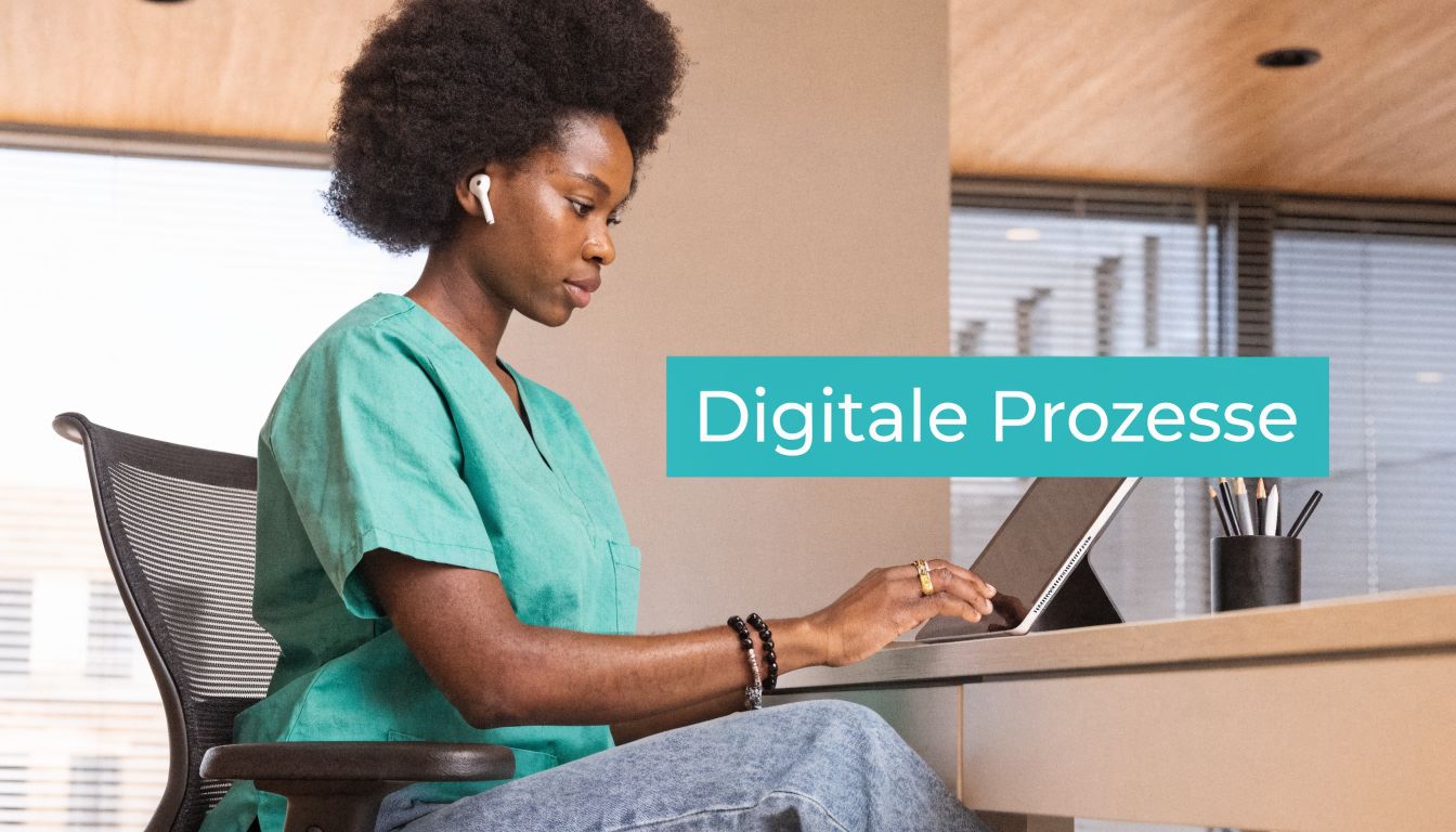Eine junge Frau in medizinischer Arbeitskleidung arbeitet konzentriert an einem Tablet für digitale Prozesse im Krankenhaus.