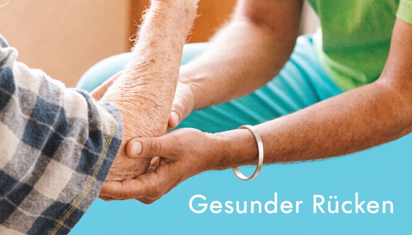 Eine Pflegekraft stützt und bewegt den Arm einer älteren Person während einer Kinästhetik-Anwendung in der Pflege.