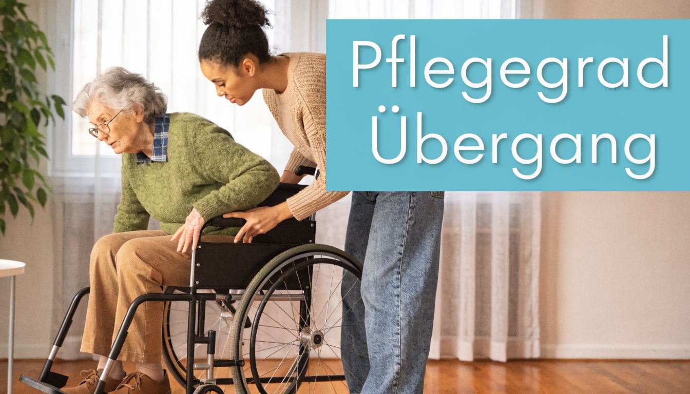 Eine junge Pflegekraft hilft einer älteren Frau beim Aufstehen aus einem Rollstuhl in einem hellen Zimmer.