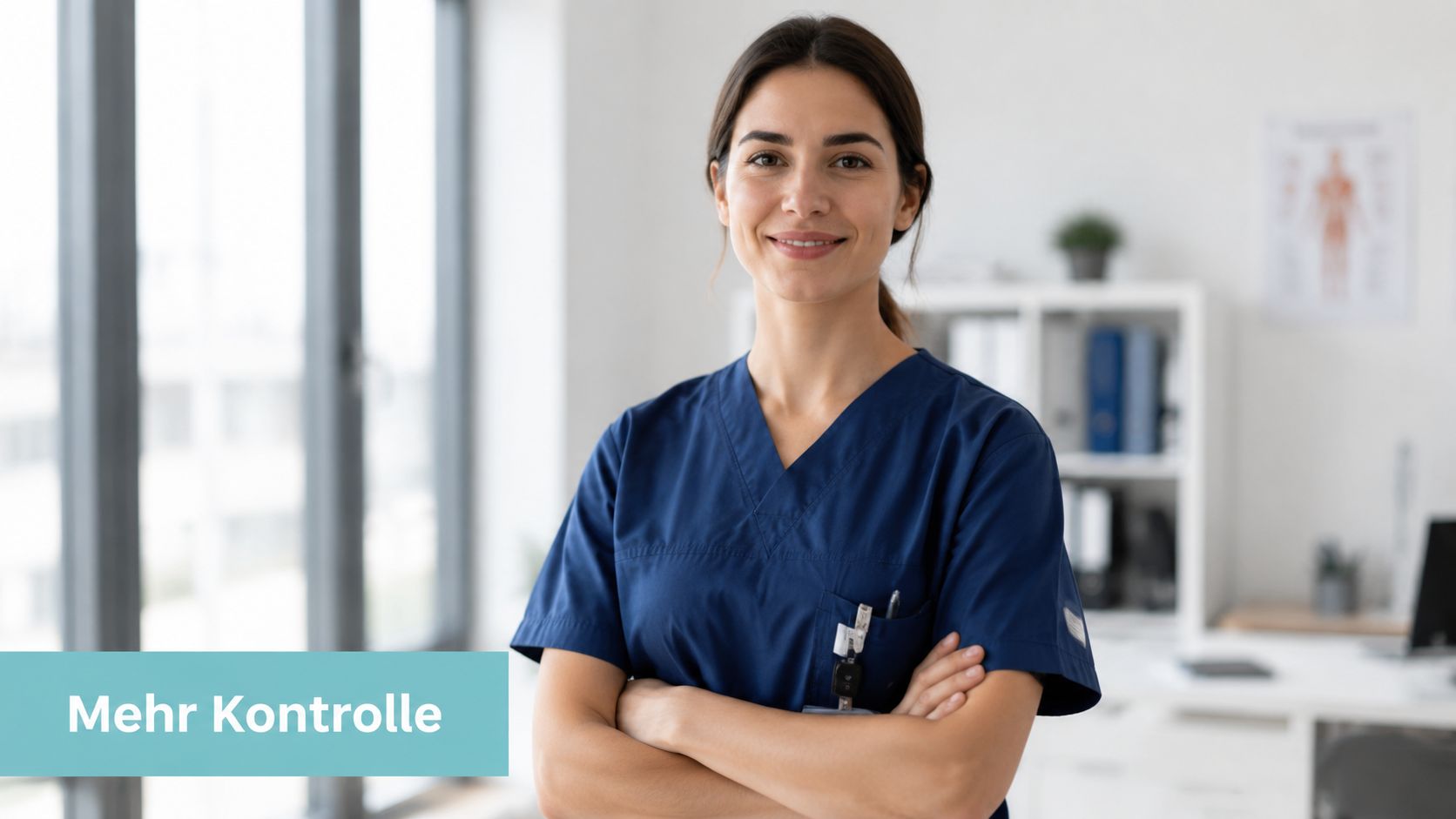 Eine lächelnde Krankenschwester mit verschränkten Armen steht vor einem modernen Büro und strahlt Professionalität und Selbstbewusstsein aus.