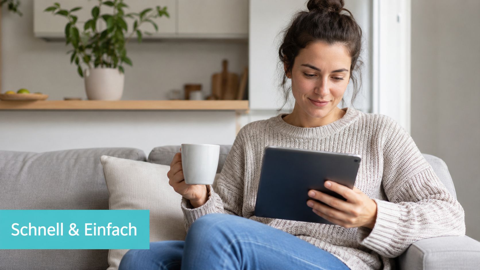 Eine junge Frau sitzt entspannt auf dem Sofa, hält eine Tasse Kaffee und nutzt ein Tablet.