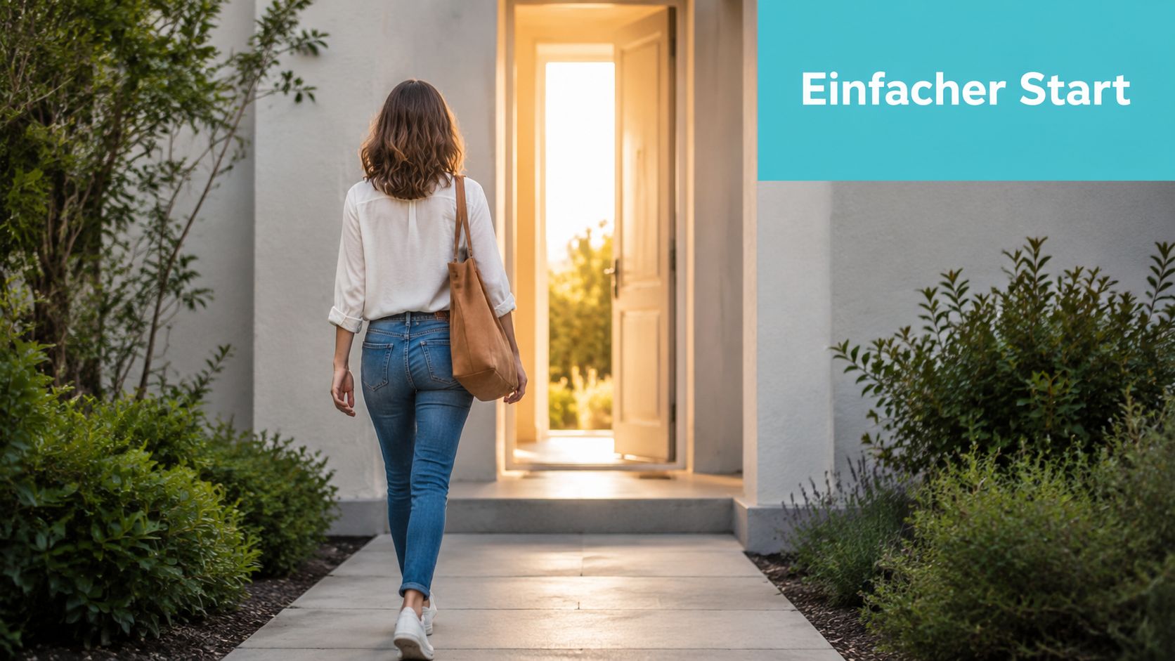 Eine Frau geht auf ein hell erleuchtetes offenes Haus zu, symbolisch für einen einfachen Start ins Eigenheim.