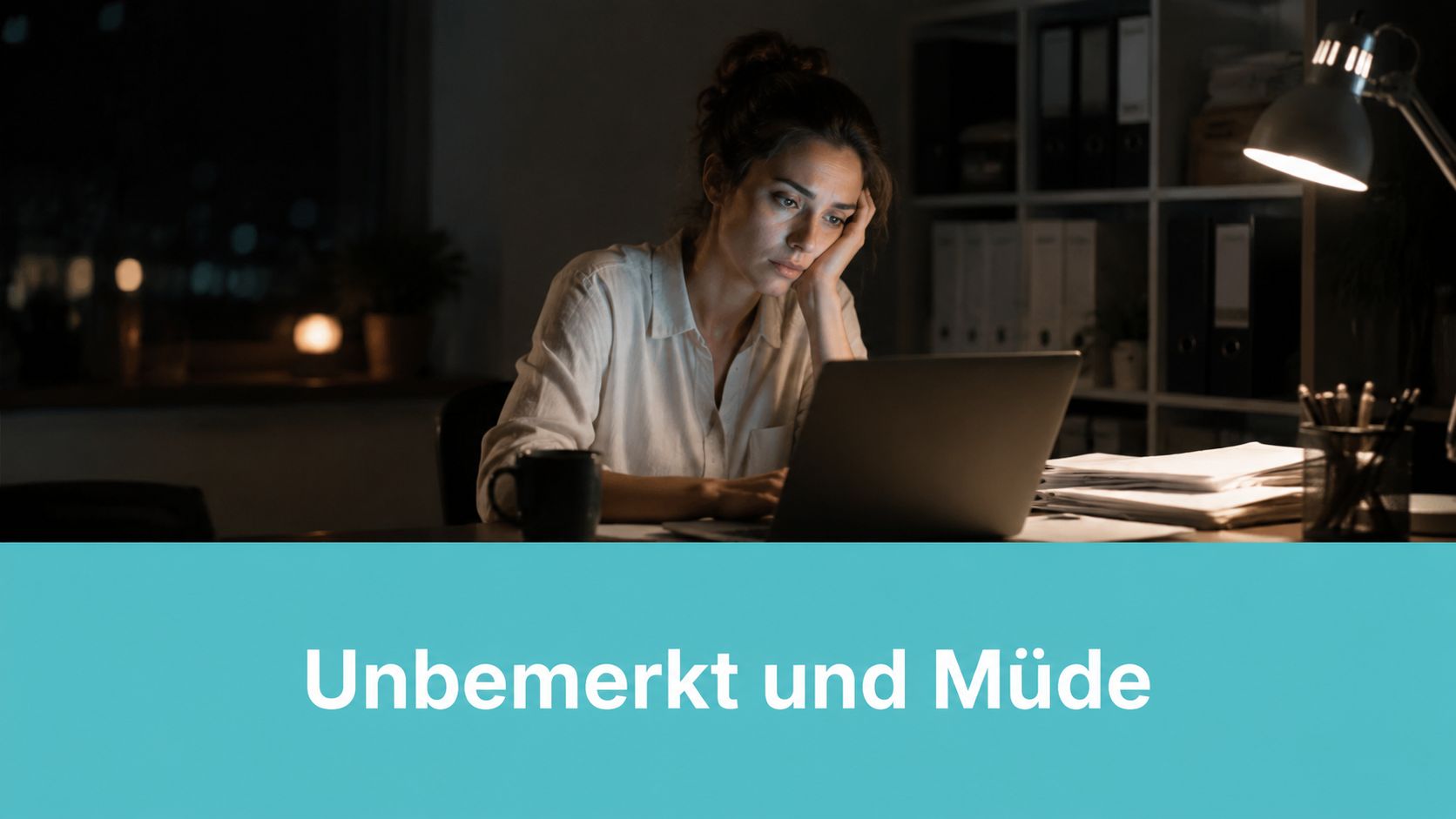 Eine müde wirkende Frau arbeitet spät abends konzentriert an ihrem Laptop in einem abgedunkelten, ruhigen Büro.