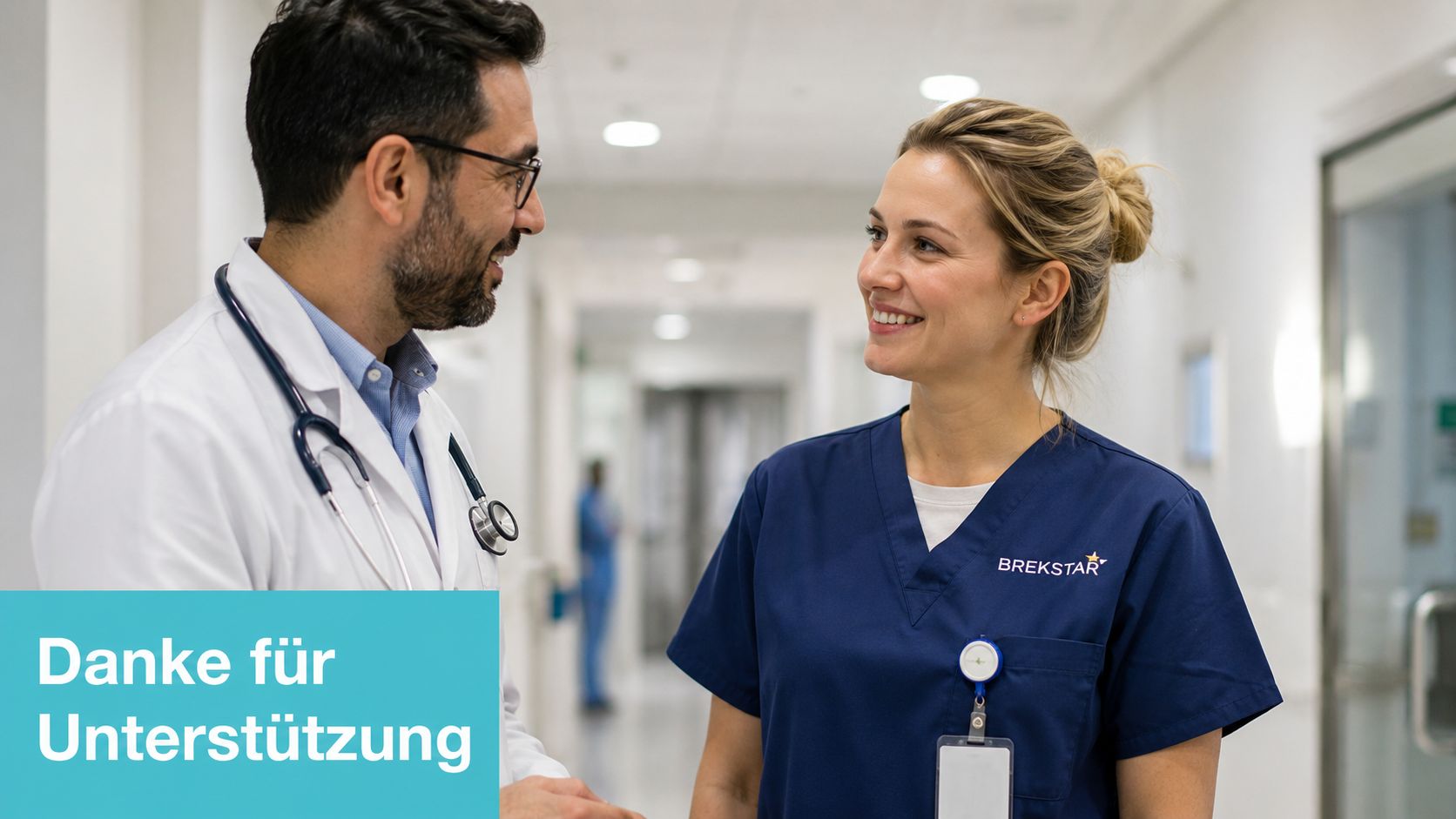 Ein männlicher Arzt und eine Krankenschwester unterhalten sich freundlich in einem hellen Krankenhausflur mit einem Dankes-Textoverlay.
