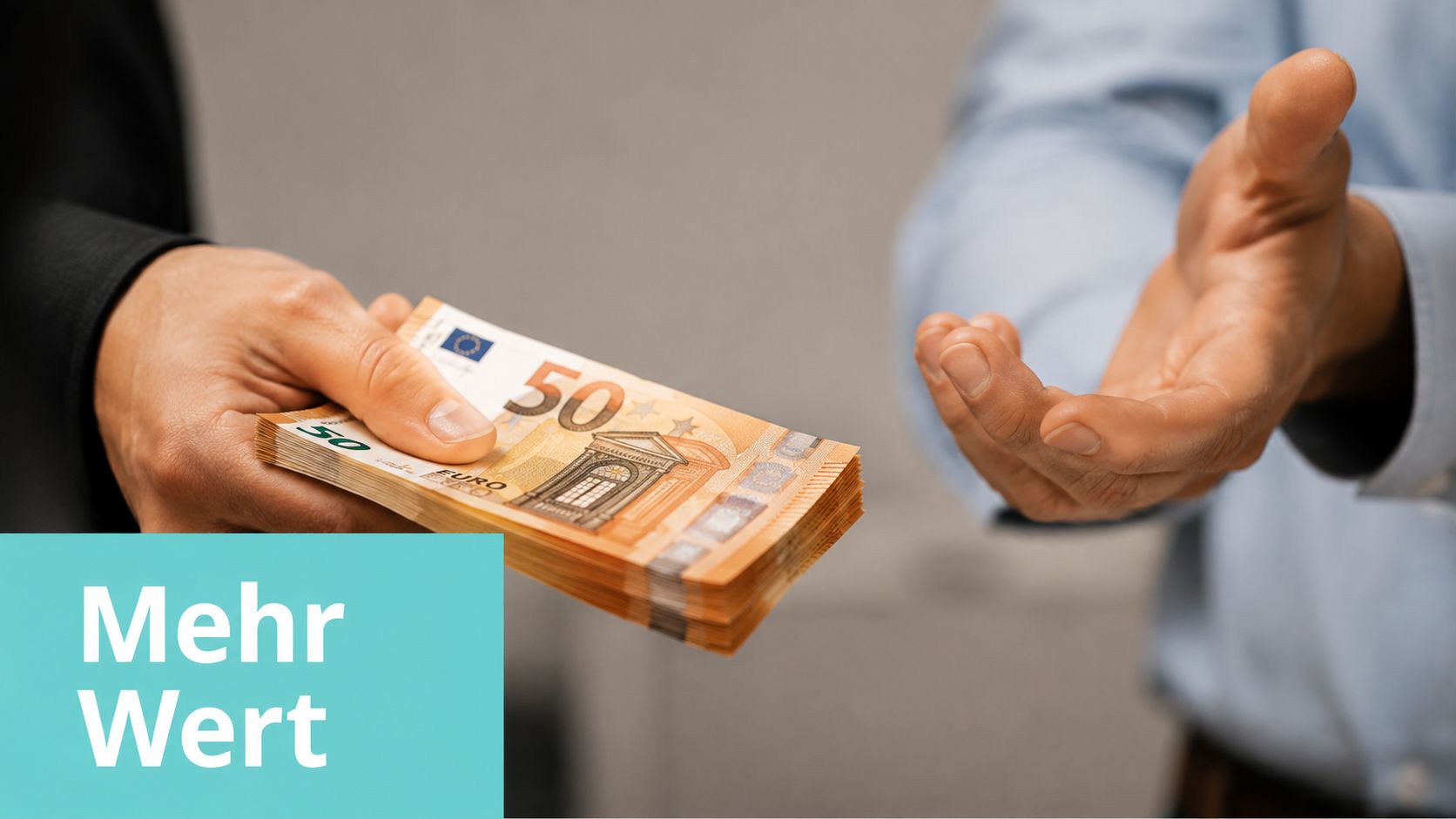 Eine Person überreicht einem anderen Menschen einen Stapel von 50-Euro-Scheinen als Ausdruck für mehr Wert.