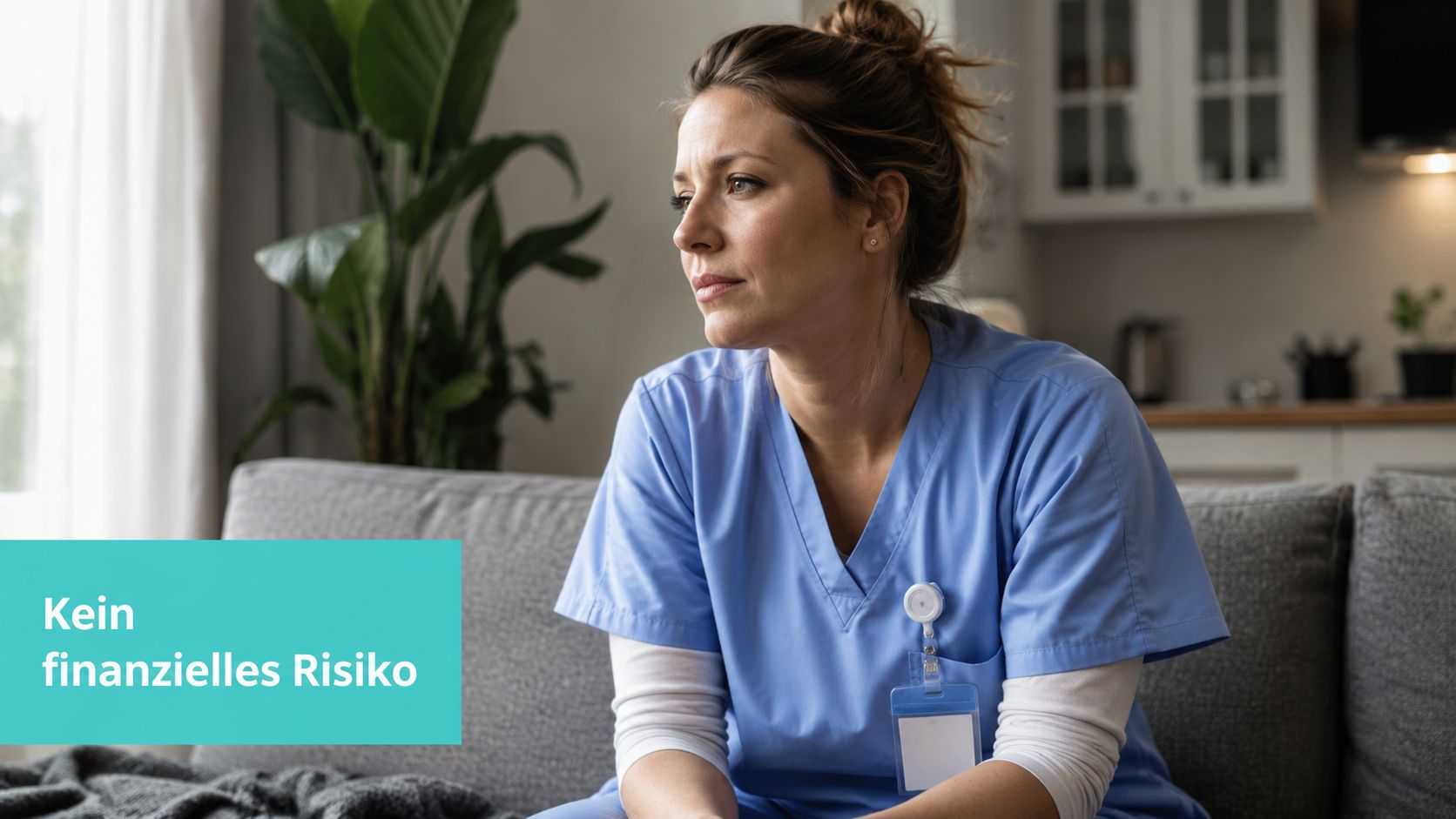 Eine nachdenklich wirkende Krankenschwester in blauer Arbeitskleidung sitzt auf einem Sofa in einem Wohnraum.
