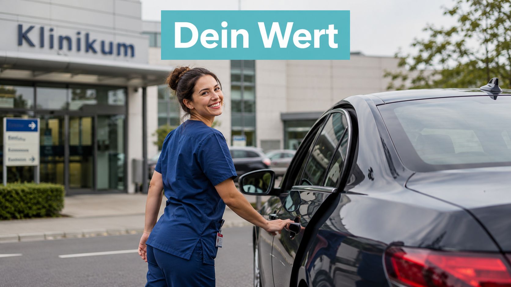 Eine lächelnde Krankenschwester in Arbeitskleidung öffnet vor einem Krankenhausgebäude die Tür ihres geparkten Autos für den Feierabend.