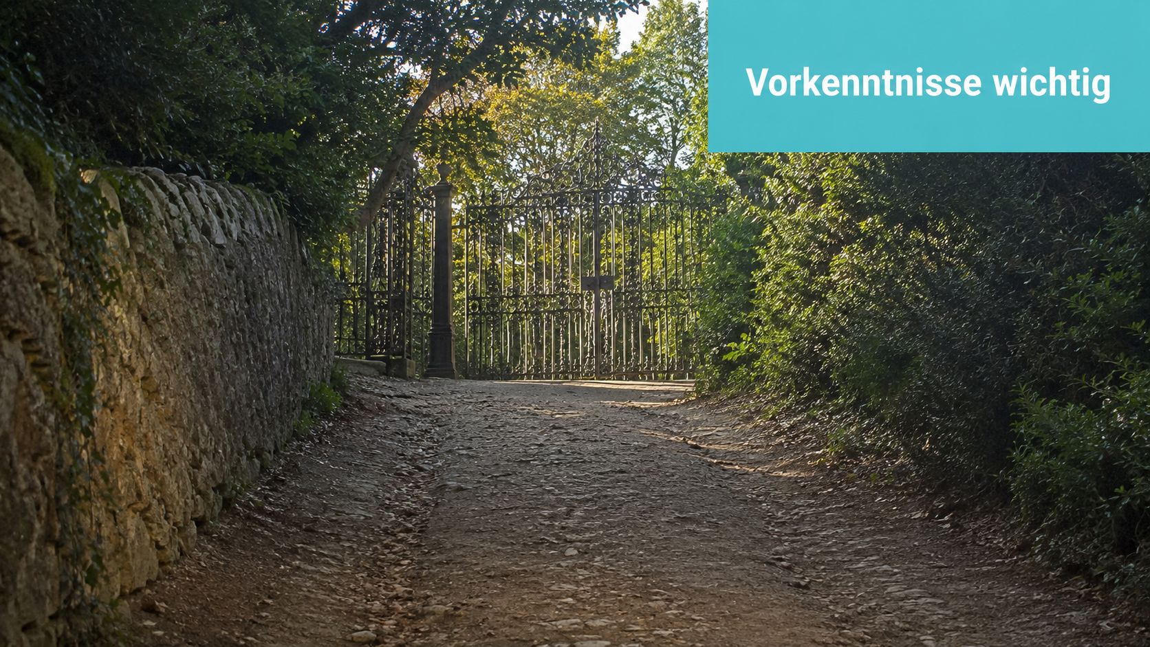 Ein malerischer Weg führt zu einem verzierten schmiedeeisernen Tor, umgeben von einer alten Steinmauer und Bäumen.