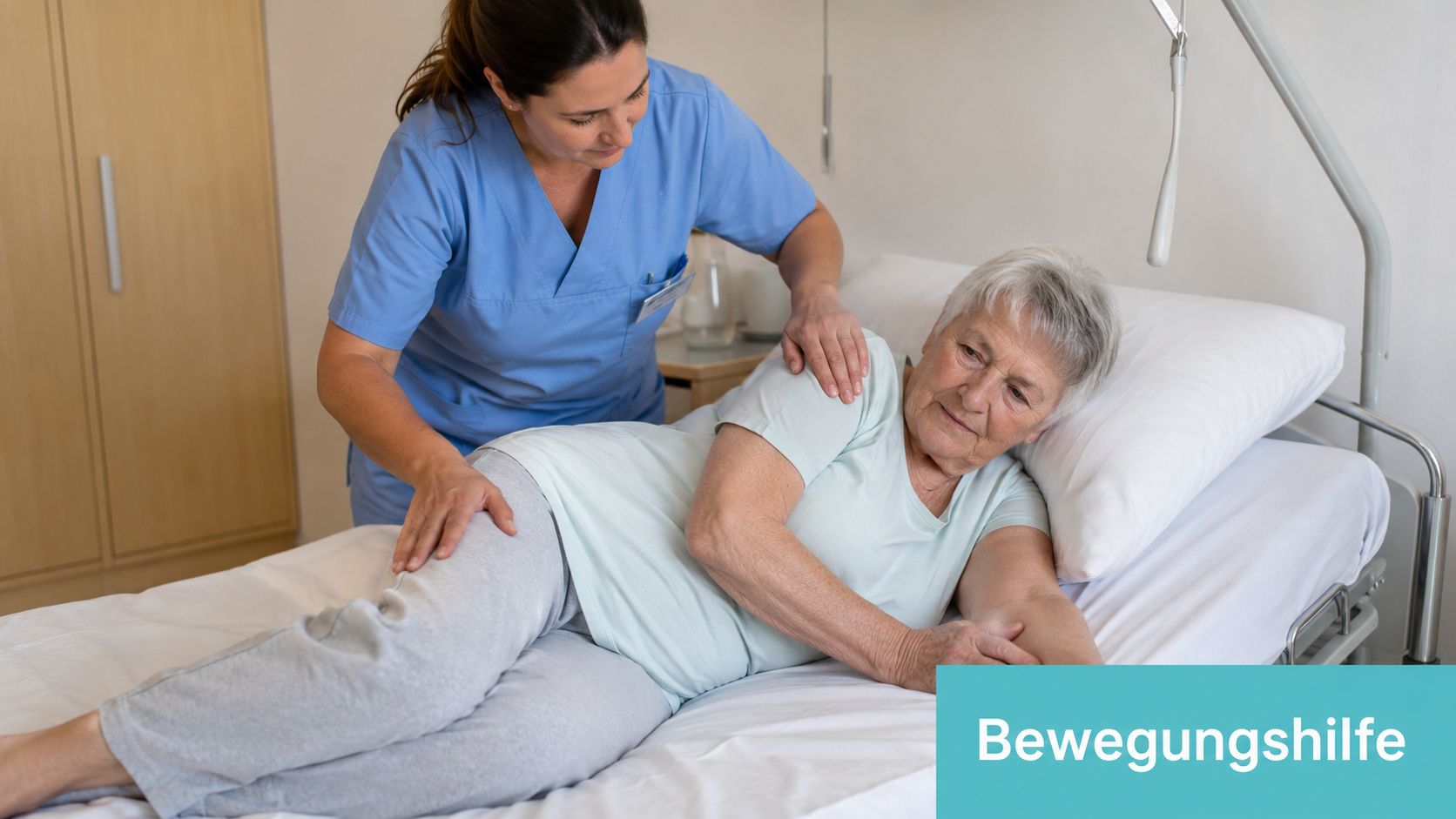 Eine Pflegekraft unterstützt eine ältere Frau in einem Krankenhausbett bei einer schonenden Bewegung im Liegen.