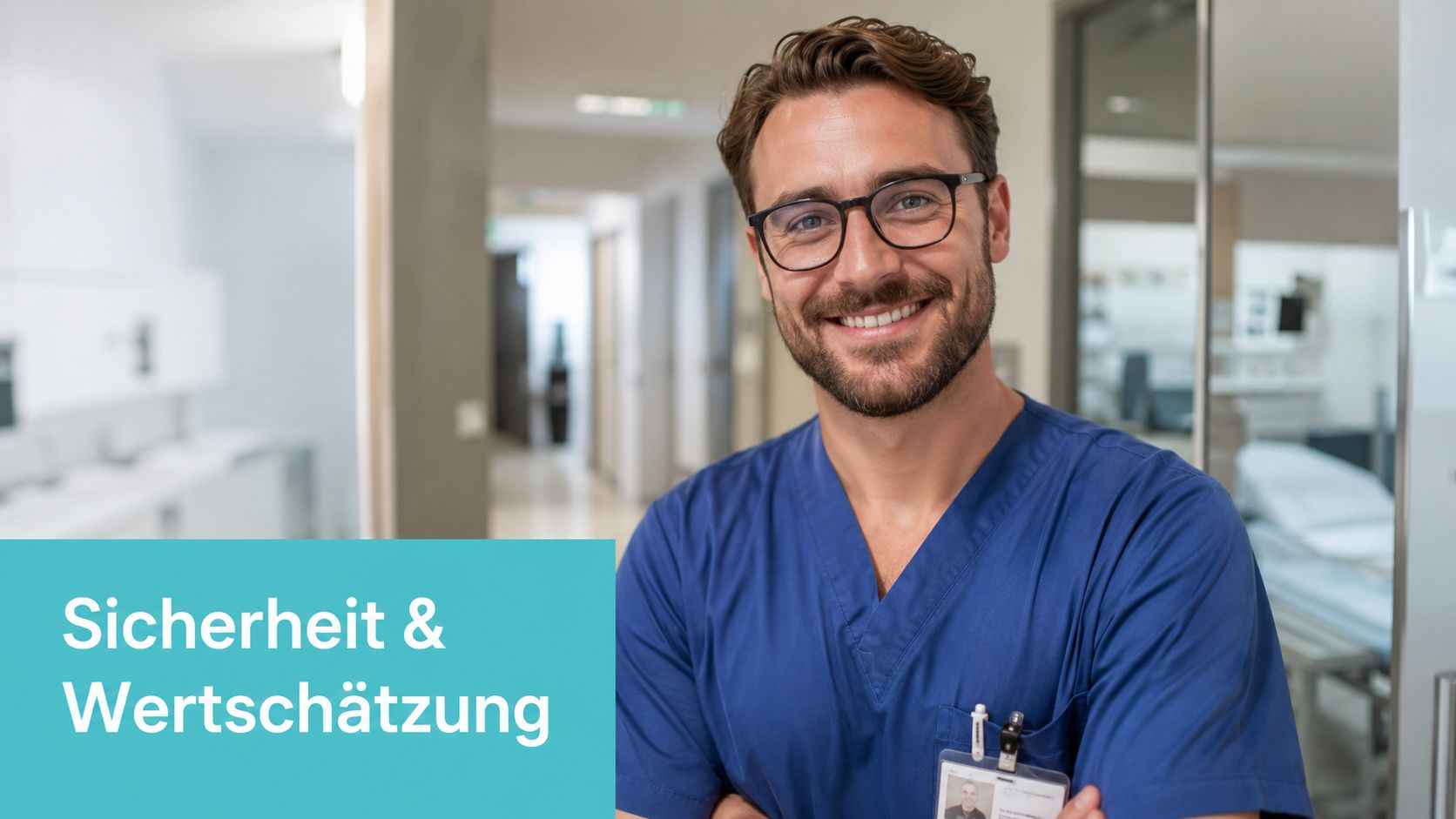 Ein lächelnder männlicher Krankenpfleger in blauer Arbeitskleidung steht in einer modernen Klinik und vermittelt Vertrauen und Kompetenz.