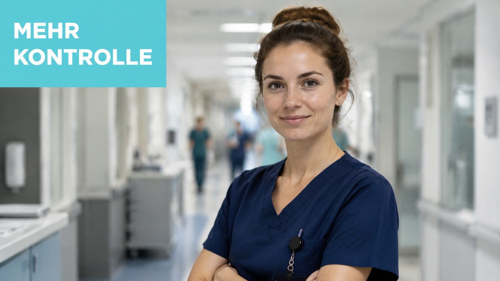 Eine lächelnde Krankenschwester in dunkelblauer Arbeitskleidung steht im hellen Flur einer modernen Klinik.