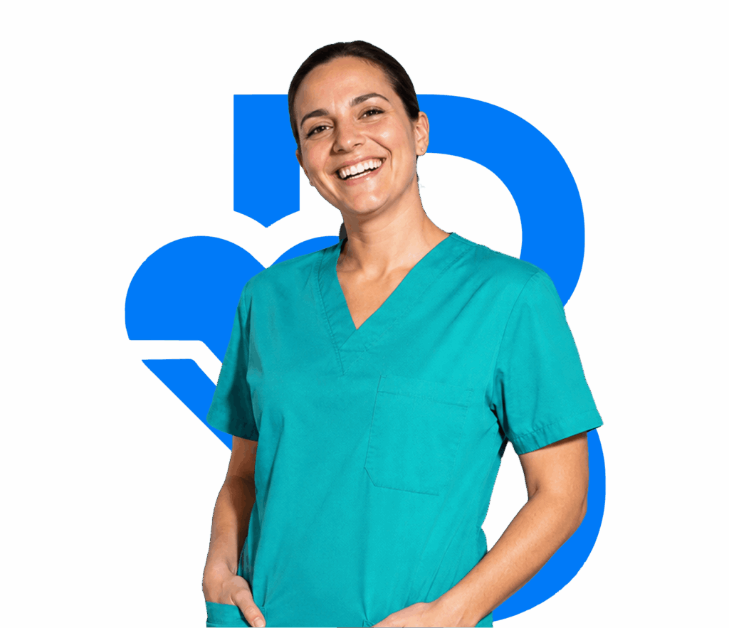 Gesundheits- und Krankenpflegerin in blauer Pflegekleidung vor dunkelblauem Hintergrund.