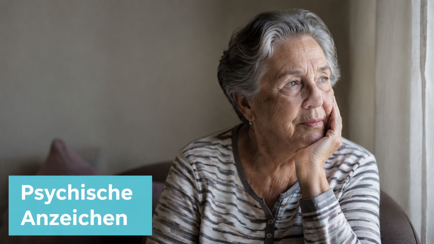 Eine ältere Frau schaut nachdenklich aus dem Fenster und wirkt in sich gekehrt und traurig.