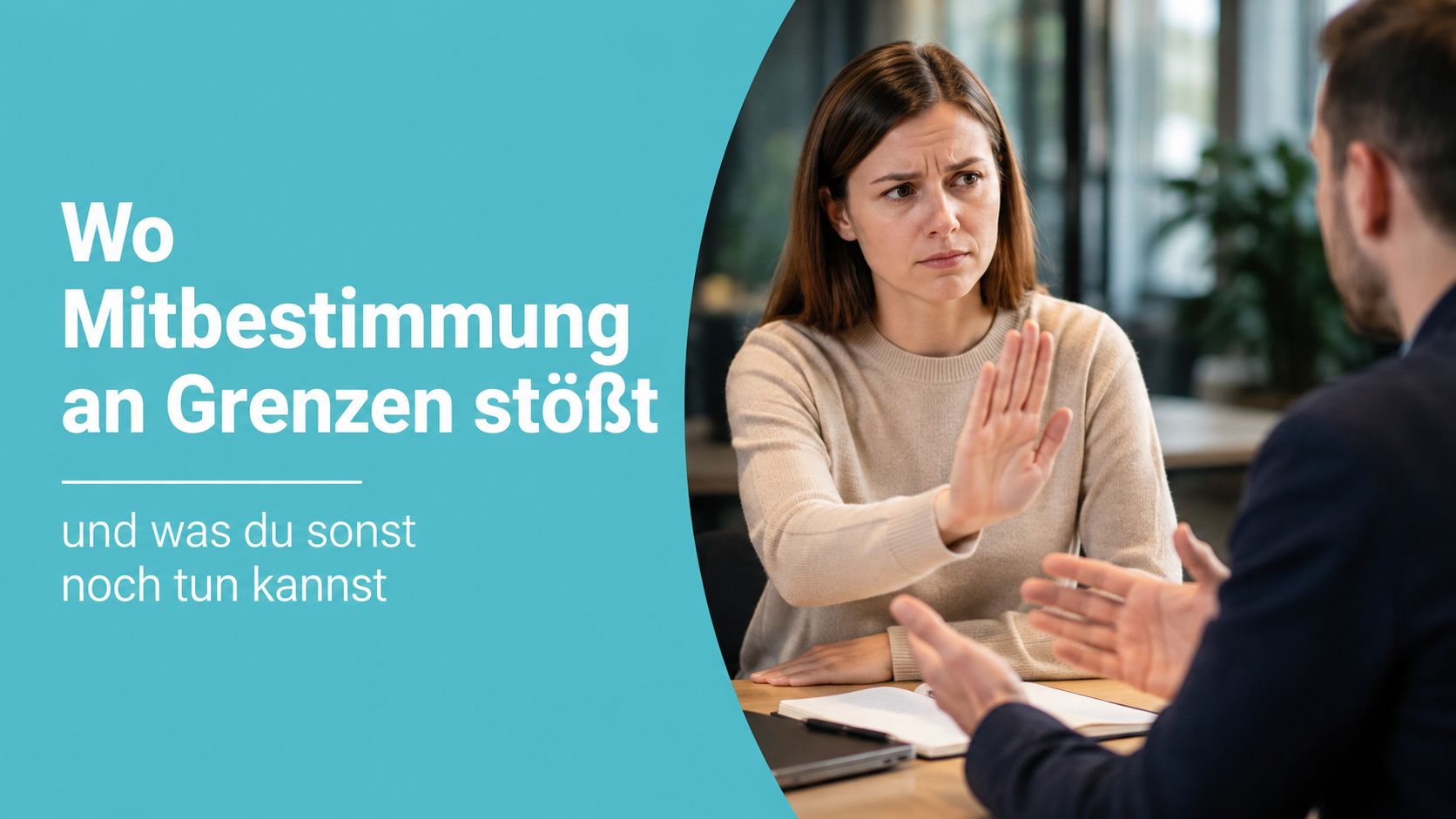 Eine Frau in einem Büro lehnt mit einer Handbewegung die Vorschläge ihres Gegenübers ab, symbolisiert durch Körpersprache.