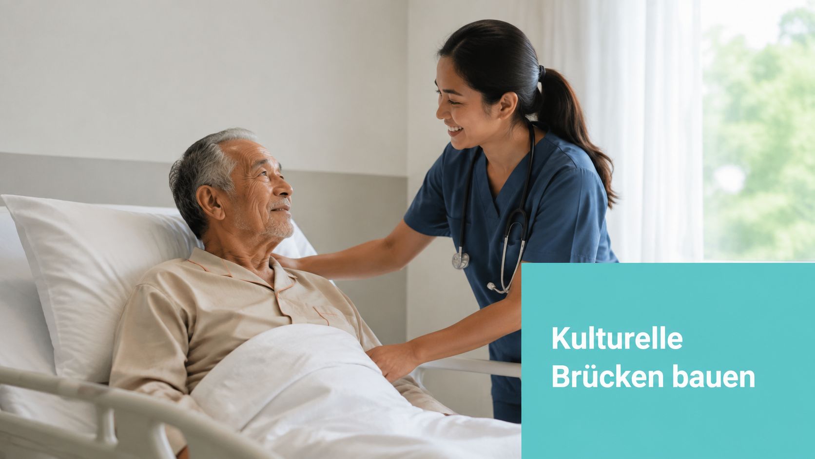 Eine freundliche Pflegekraft im Gespräch mit einem älteren männlichen Patienten in einem modernen Krankenhauszimmer.