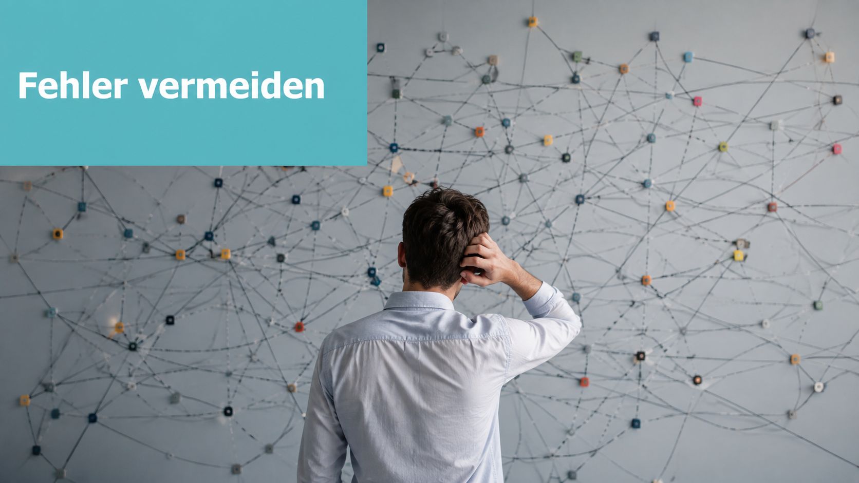 Ein Mann steht vor einer Wand mit einem komplexen Netzwerk aus verbundenen Punkten und wirkt nachdenklich.