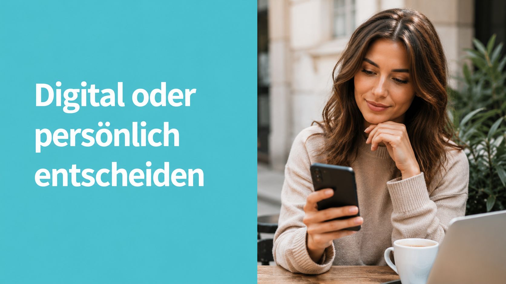 Eine Frau sitzt entspannt an einem Tisch mit Smartphone und Laptop, bereit für eine digitale Entscheidung.