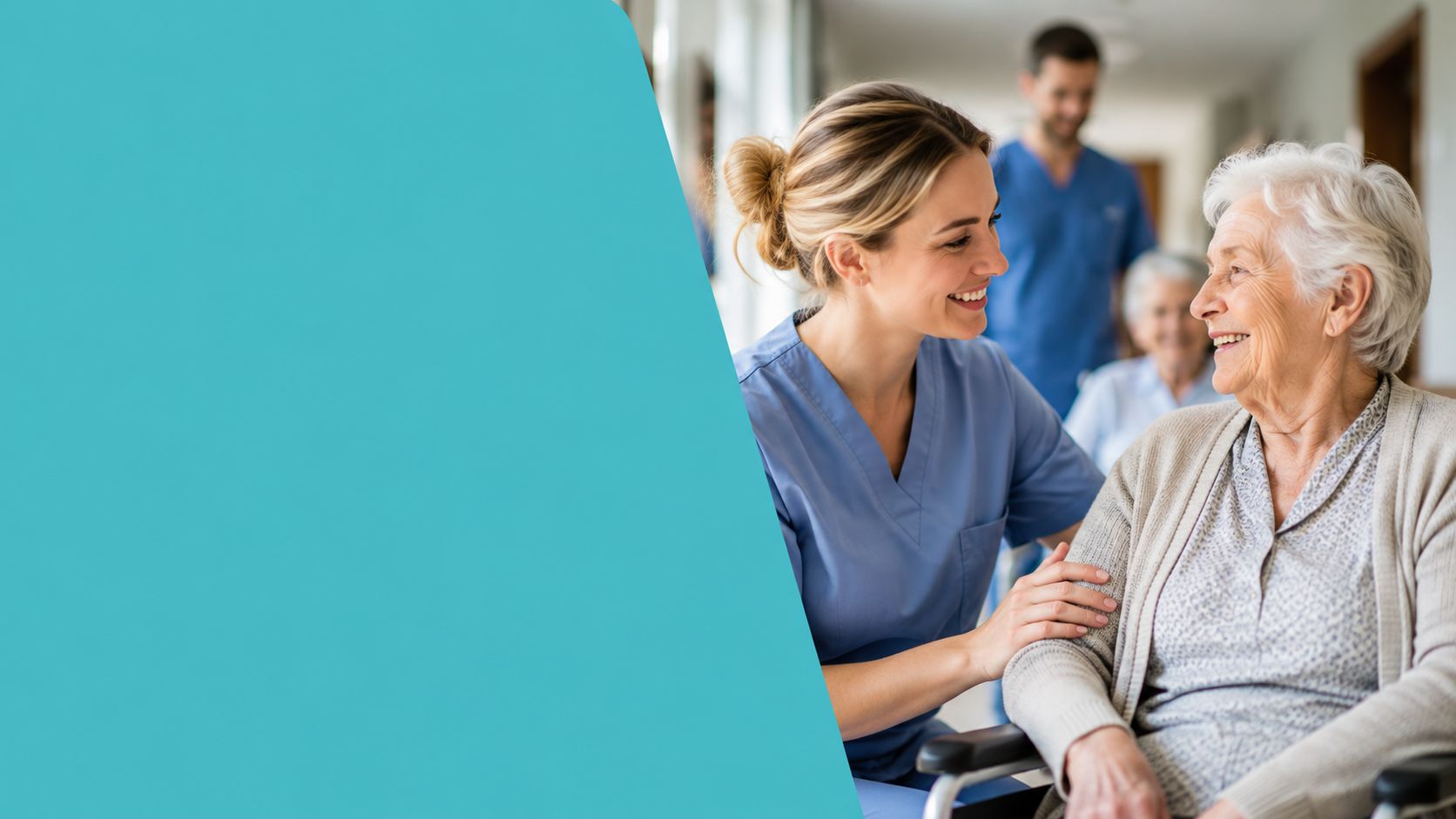 Eine freundliche Pflegekraft lächelt eine ältere Dame im Rollstuhl in einem hellen Flur eines Krankenhauses an.