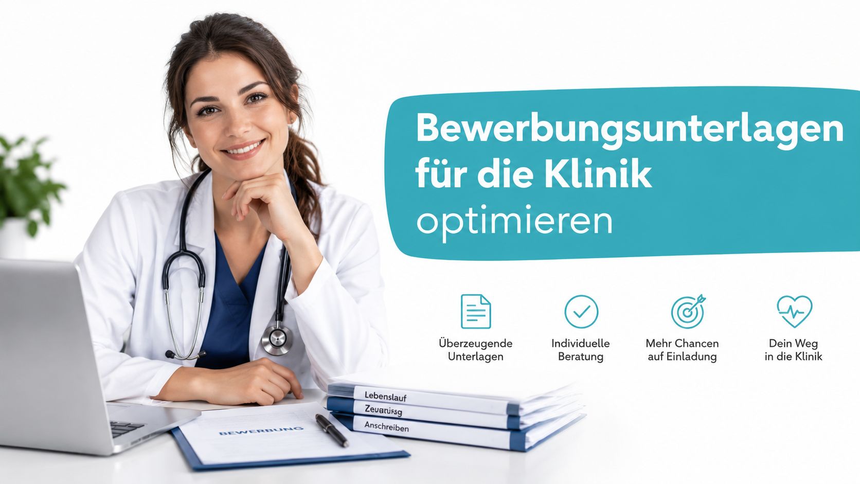 Eine lächelnde Ärztin am Schreibtisch berät zur Optimierung von Bewerbungsunterlagen für eine Stelle in einer Klinik.