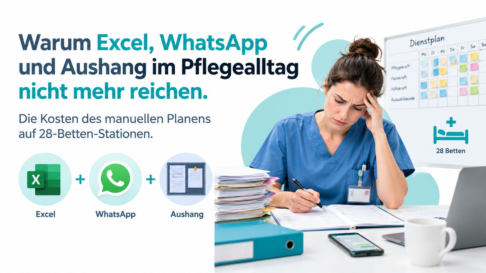 Eine gestresste Pflegekraft plant mühsam Dienstpläne mit Excel, WhatsApp und Aushängen für eine Station mit 28 Betten.