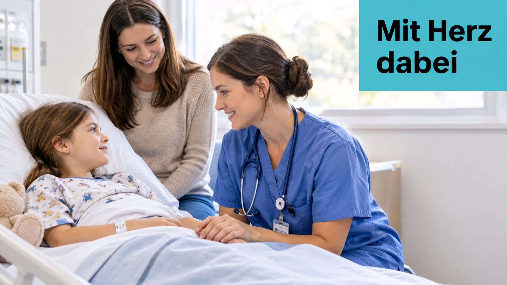 Eine freundliche Kinderkrankenschwester hält die Hand eines kleinen Mädchens im Krankenhausbett, während die Mutter lächelnd daneben sitzt.