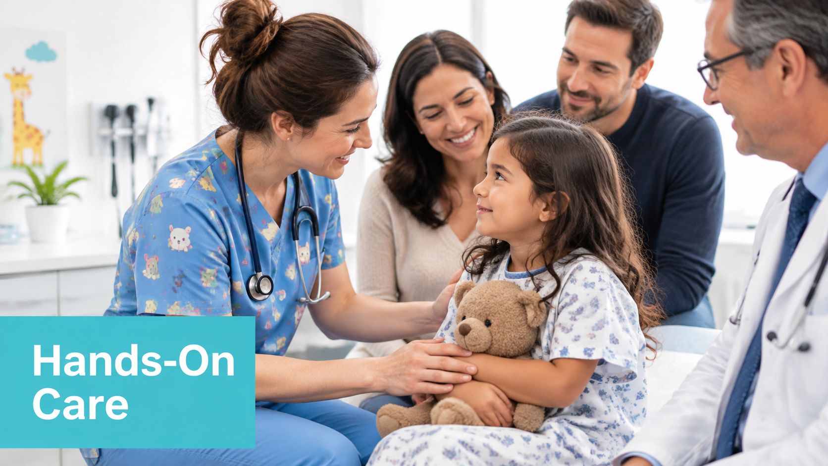 Eine freundliche Kinderkrankenschwester untersucht ein kleines Mädchen, das einen Teddybären hält, während die Eltern daneben zuschauen.