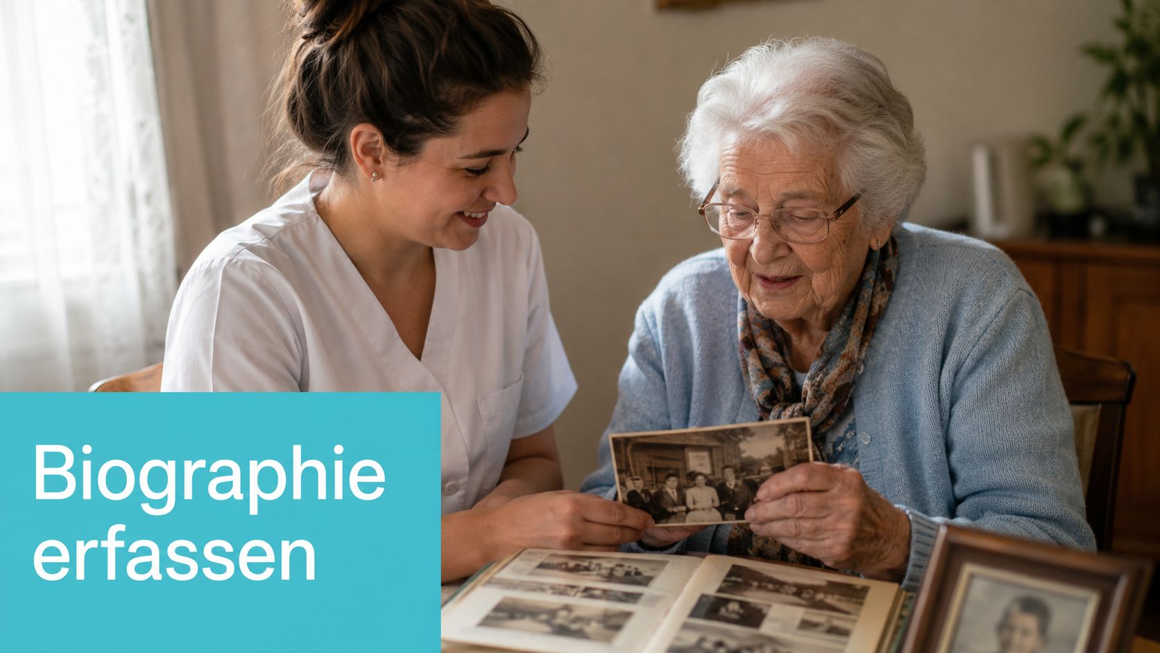Eine junge Pflegekraft sieht sich mit einer älteren Dame gemeinsam alte Fotoalben an, um Biografien zu erfassen.