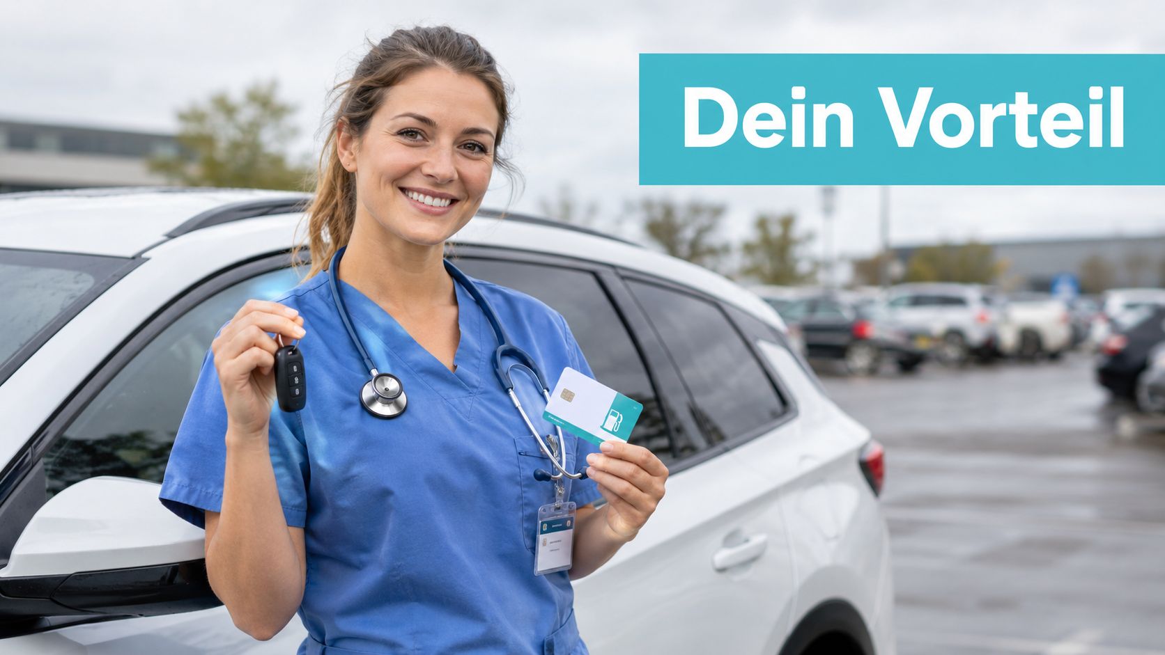 Eine lächelnde Pflegekraft steht vor ihrem Auto und hält einen Autoschlüssel sowie eine Tankkarte in den Händen.