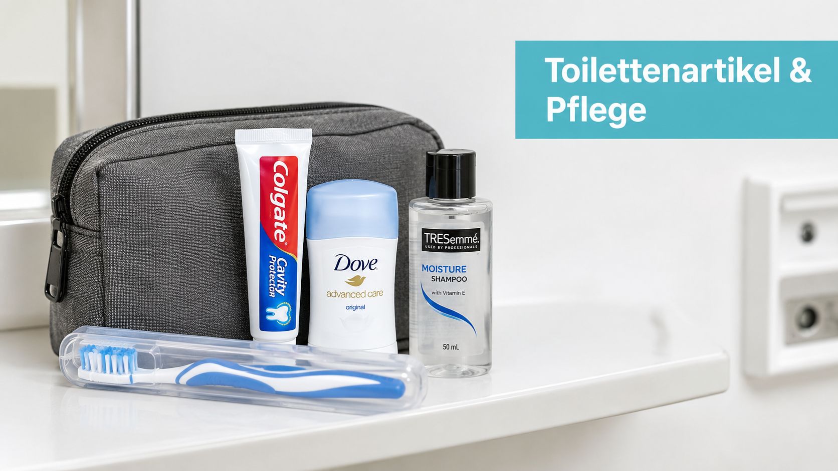 Ein grauer Kulturbeutel mit Zahnbürste, Zahnpasta, Deo und Shampoo auf einer weißen Ablage im Krankenhaus.