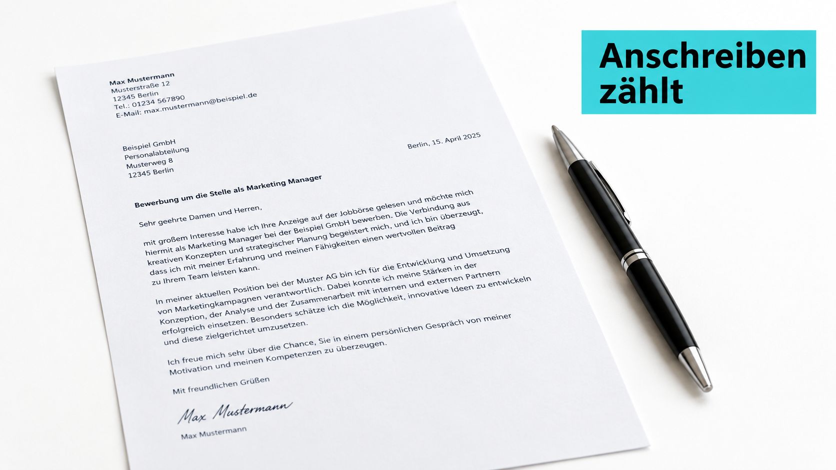 Ein formelles Anschreiben für eine Bewerbung als Marketing Manager liegt ordentlich mit einem Stift auf dem Tisch.