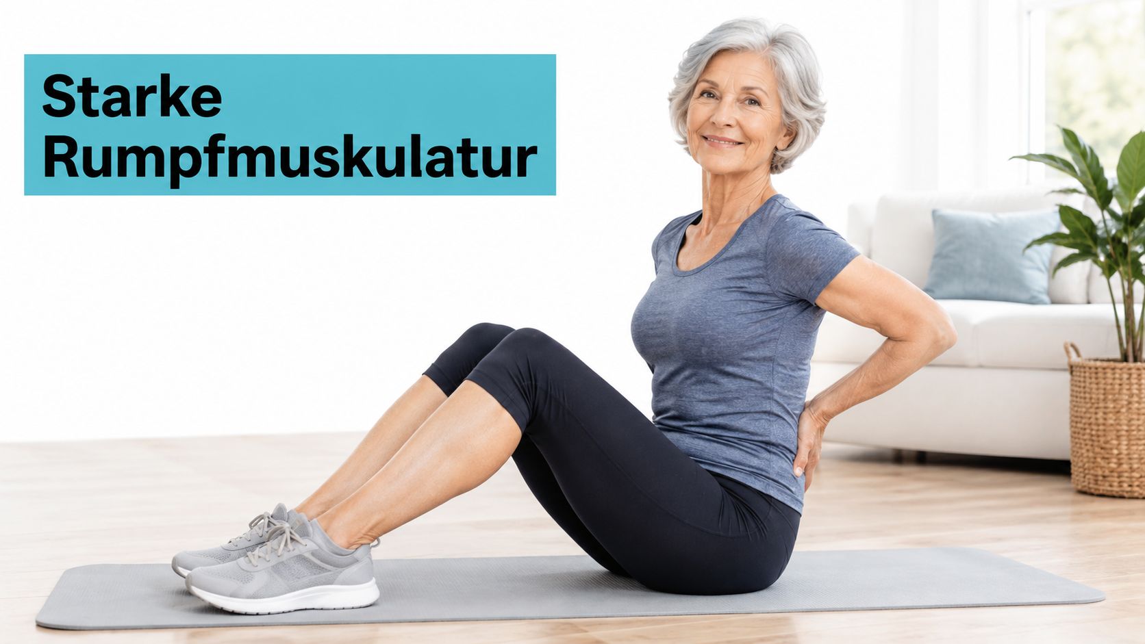 Eine lächelnde ältere Frau beim Ausführen einer Übung zur Stärkung der Rumpfmuskulatur auf einer Yogamatte.