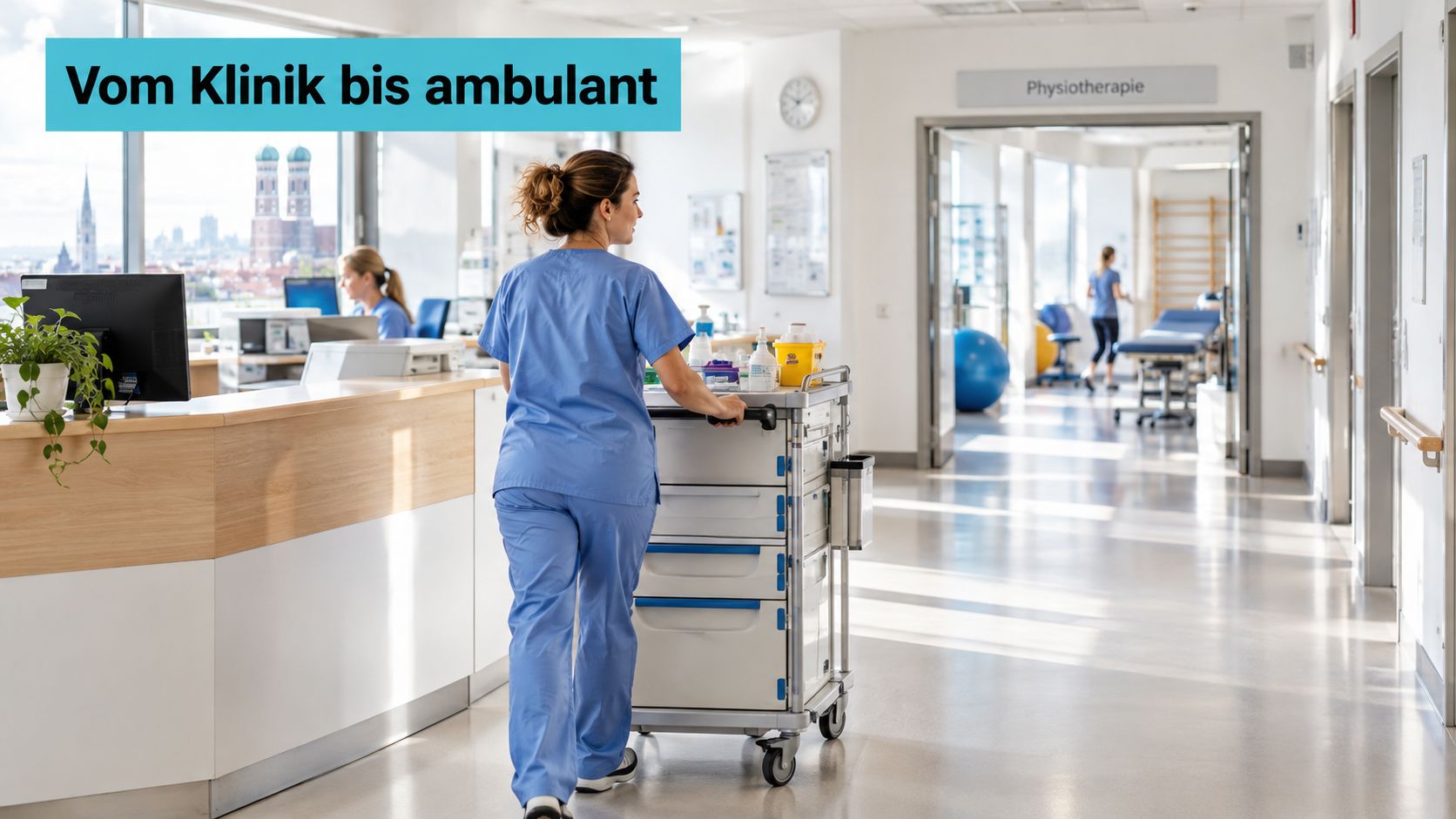 Eine Pflegekraft schiebt einen medizinischen Versorgungswagen durch einen modernen Krankenhausflur in München mit Blick auf die Frauenkirche.