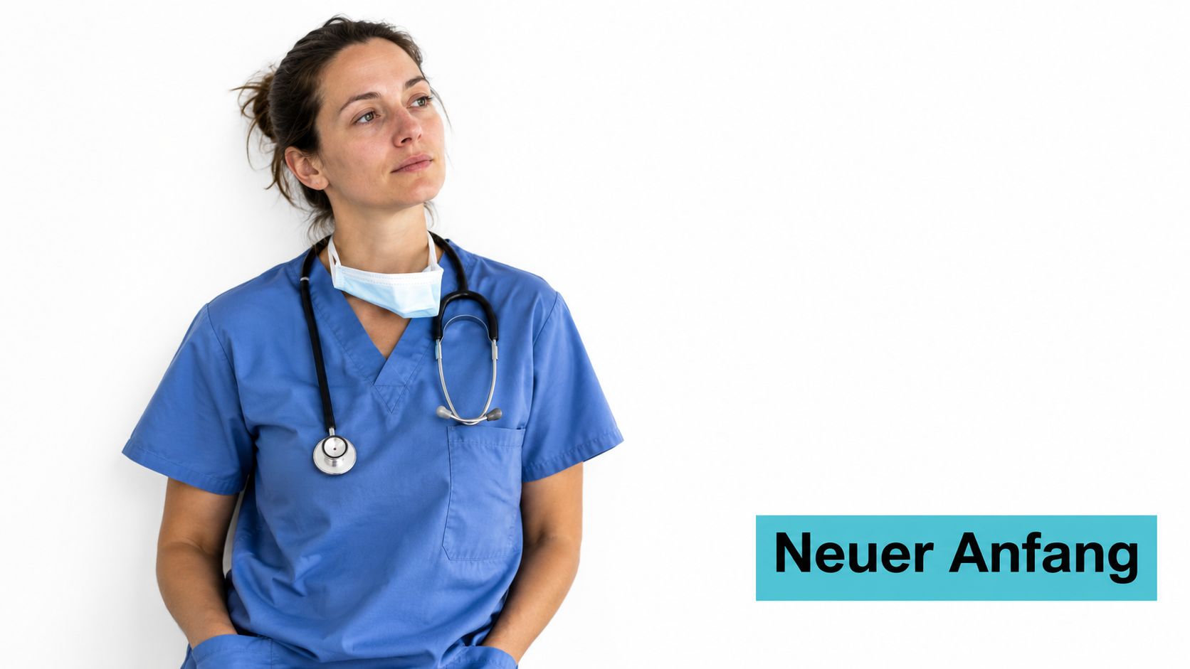Eine nachdenkliche Fachkrankenschwester in blauer Arbeitskleidung und mit einem Stethoskop um den Hals vor weißem Hintergrund.