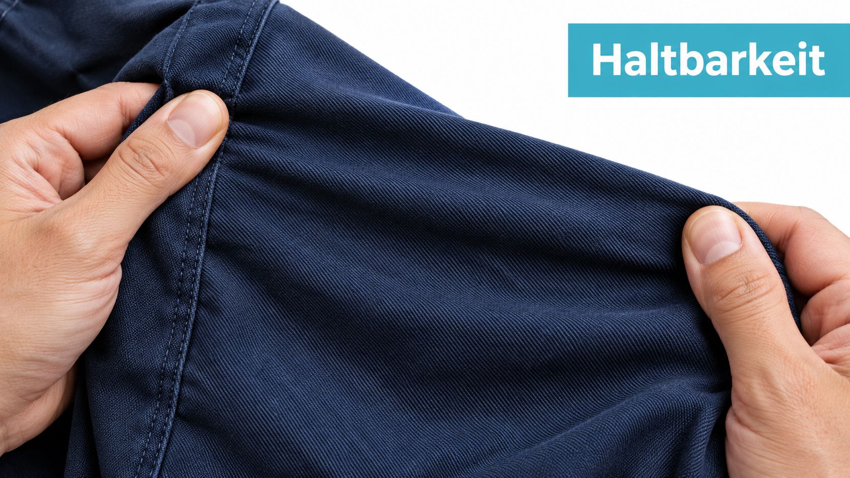 Eine Person zieht an einem robusten blauen Stoff einer Arbeitskleidung, um die hohe Materialqualität und Langlebigkeit zu demonstrieren.